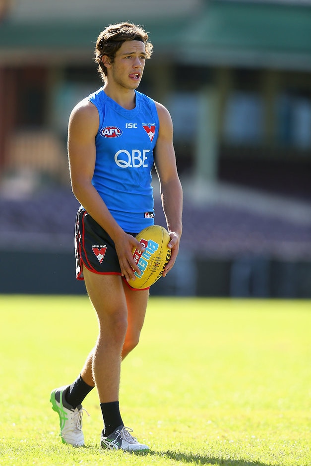 AFL 2017 Training - Sydney 100517 SYDNEY, AUSTRALIA - MAY 10: Oliver Florent of the Swans prepares to kick during a Sydney Swans AFL training session at Sydney Cricket Ground on May 10, 2017 in Sydney, Australia. (Photo by Jason McCawley/AFL Photos/Getty Images)