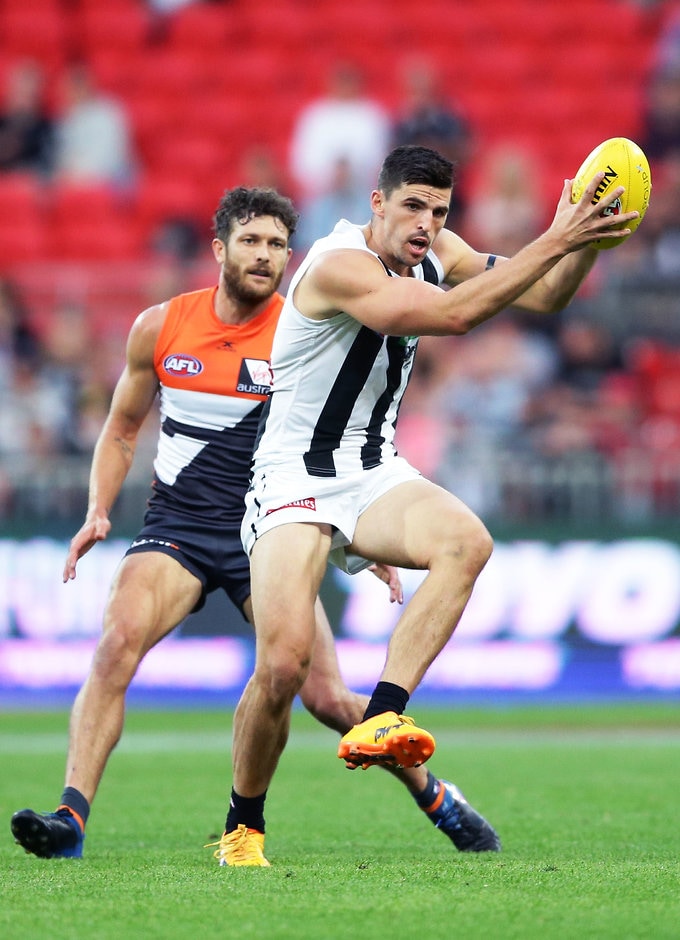 AFL 2017 Round 08 - GWS Giants v Collingwood SYDNEY, AUSTRALIA - MAY 13: Scott Pendlebury of the Magpies takes a mark during the round eight AFL match between the Greater Western Sydney Giants and the Collingwood Magpies at Spotless Stadium on May 13, 2017 in Sydney, Australia. (Photo by Matt King/Getty Images/AFL Media)