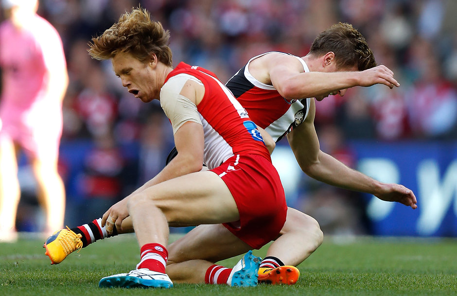 AFL 2017 Round 09 - St Kilda v Sydney MELBOURNE, AUSTRALIA - MAY 20: Callum Mills of the Swans and Jack Newnes of the Saints collide during the 2017 AFL round 09 match between the St Kilda Saints and the Sydney Swans at Etihad Stadium on May 20, 2017 in Melbourne, Australia. (Photo by Michael Willson/AFL Media)