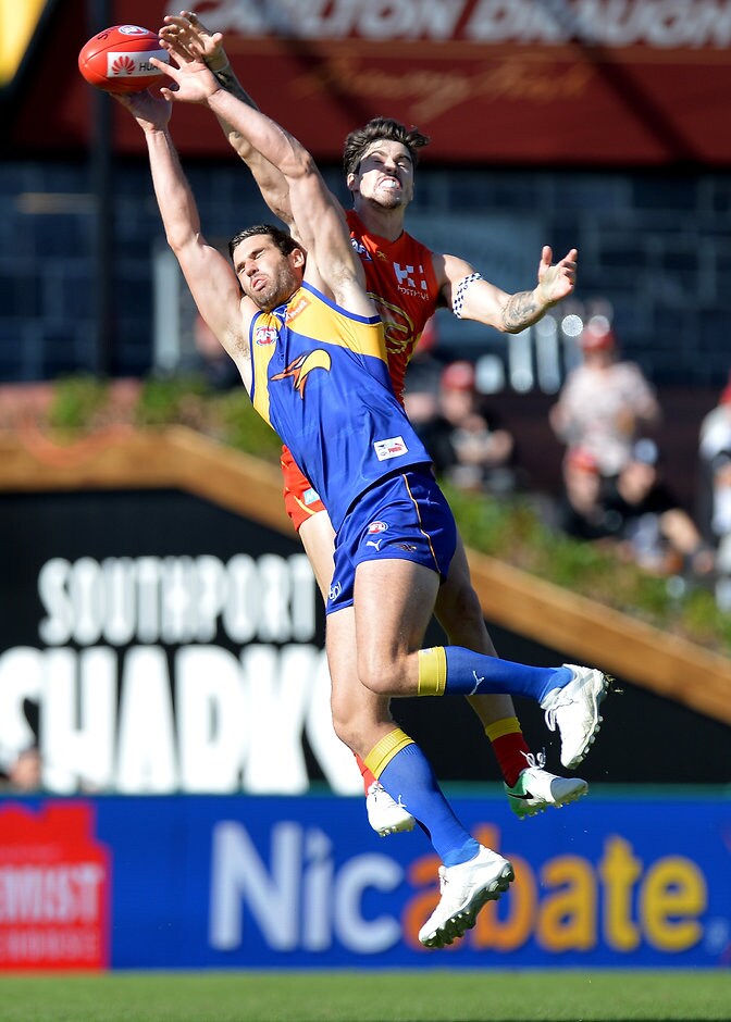 AFL 2017 Round 11 - Gold Coast v West Coast GOLD COAST, AUSTRALIA - JUNE 03: Suns player Alex Sexton and West Coast Eagles player Jack Darling challenge for the ball during the round 11 AFL match between the Gold Coast Suns and the West Coast Eagles at Metricon Stadium on June 3, 2017 in Gold Coast, Australia. (Photo by Bradley Kanaris/Getty Images/AFL Media)