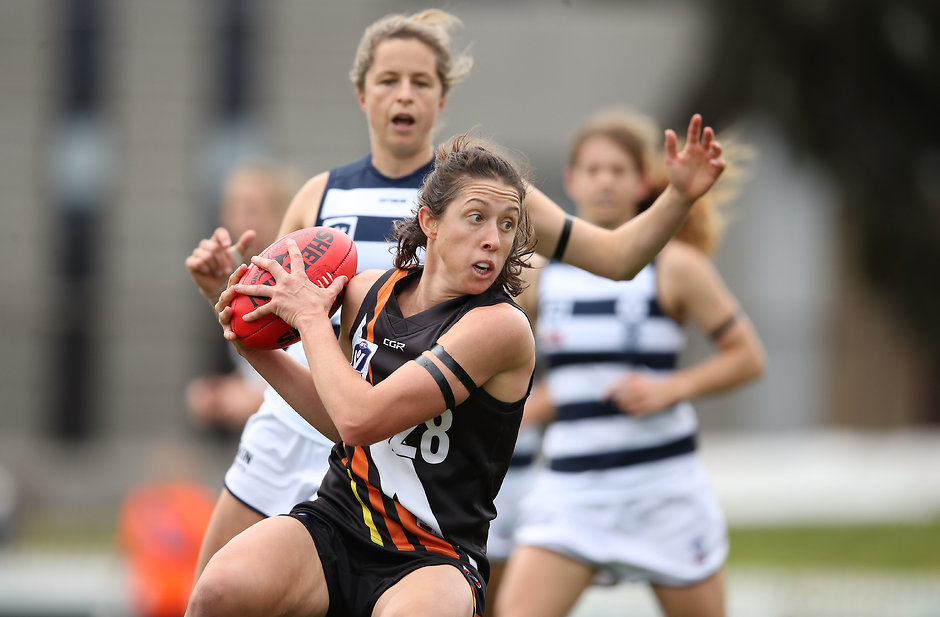 VFLW 2018 Semi Final - NT Thunder v Geelong Renee Forth in action for the NT Thunder - AFLW,Adelaide Crows,Renee Forth,AFL Exchange