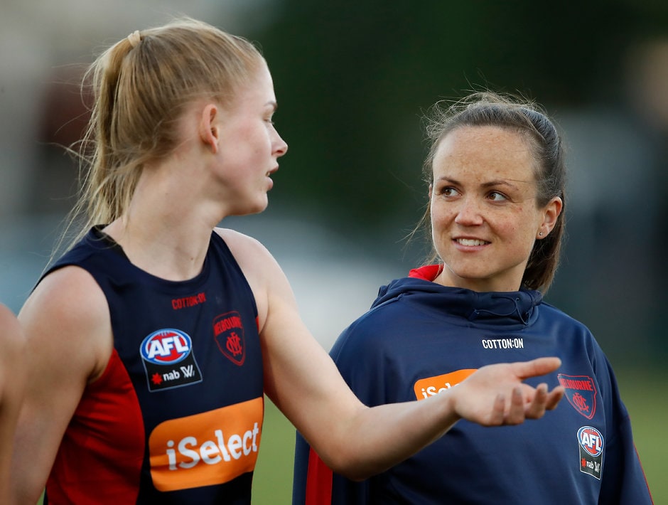 AFLW 2018 Training - Melbourne 151118 MELBOURNE, AUSTRALIA - NOVEMBER 15: Daisy Pearce chats to first year player Ashleigh Woodland (Photo by Adam Trafford/AFL Media)