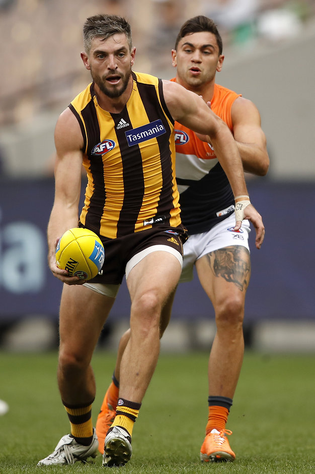 AFL 2019 Round 08 - Hawthorn v GWS MELBOURNE, AUSTRALIA - MAY 12: Ricky Henderson of the Hawks handpasses the ball ahead of Tim Taranto of the Giants during the 2019 AFL round 08 match between the Hawthorn Hawks and the GWS Giants at the Melbourne Cricket Ground on May 12, 2019 in Melbourne, Australia. (Photo by Dylan Burns/AFL Photos)